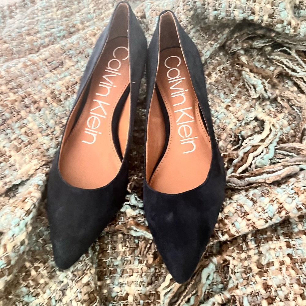 Calvin Klein Dark Navy Sued Gabrianna pumps ..1 1/2 Kiitten heels